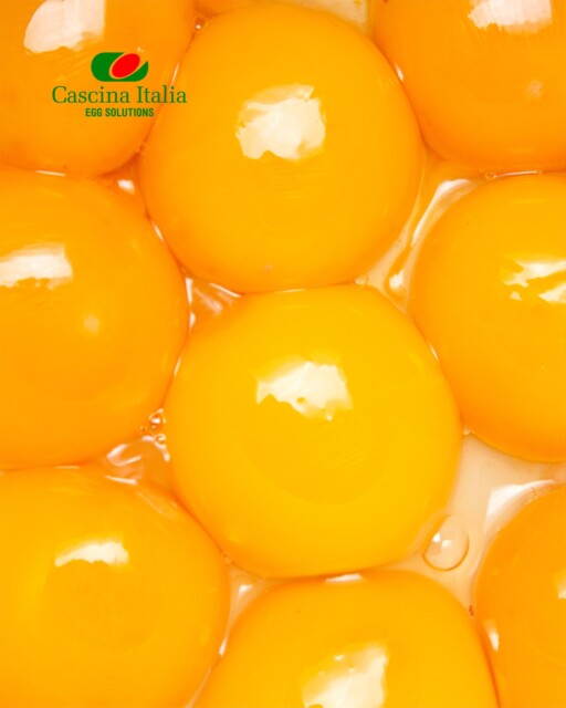 Se l’estate avesse un colore, sarebbe quello del nostro tuorlo.
A Ferragosto celebriamo il gusto più solare che c’è: quello delle uova Cascina Italia.

Lo sapevi?
Il sole brilla nel cielo,
e il tuorlo brilla nel piatto.
Entrambi scaldano la giornata, mettono il buonumore e… fanno venire fame!

Che sia in una frittata da picnic, in un’insalata di riso o in una torta salata da condividere, il giallo dell’estate è sempre lui: semplice, buono, autentico.

Buon Ferragosto da chi porta il sole… in tutti i sensi e in tutte le salse!
#CascinaItalia #GruppoMoretti #Auguri #Ferragosto