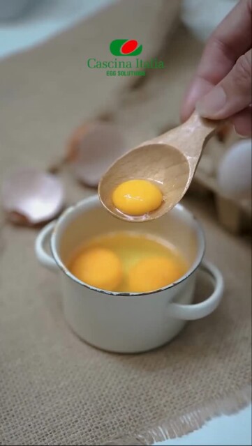 L’appetito vien guardando.
È facile farsi venire l’acquolina in bocca con queste ricette facili e veloci.
Che sia all'alba o a metà mattina, ecco la carica giusta per iniziare la giornata… o per concederti una pausa gustosa e rilassata.
Bruschette croccanti, uova all'occhio di bue e avocado a fettine: una combo perfetta che sa di semplicità e bontà.
Perché i momenti migliori cominciano sempre da qualcosa di buono.
#CascinaItalia #GruppoMoretti #Uova #Ricetta #Bontà #Semplicità