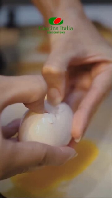 Lo sai che il modo in cui cucini le uova fa la differenza?
Non è solo una questione di gusto, ma anche di leggerezza!
Le uova alla coque o in camicia sono tra le più facili da digerire
Anche le strapazzate sono super leggere e… super buone!
Mentre le uova sode, pur buonissime, richiedono un po’ più di tempo per lasciare lo stomaco.
Un piccolo trucco da chef?
Togli le uova dal frigo 30 minuti prima di usarle:
- eviti che si rompano in cottura
- separi meglio albume e tuorlo
- e se devi montarle… sarà tutto più semplice!
E se ti stai chiedendo se è meglio mangiarle crude o cotte...
la cottura non solo le rende più sicure, ma aiuta anche l’assorbimento delle proteine, rendendole più digeribili.
Insomma, con qualche accorgimento in più, le uova diventano ancora più buone… e anche più amiche del tuo stomaco!
#CascinaItalia #GruppoMoretti #Curiosità #Cottura #Digeribilità